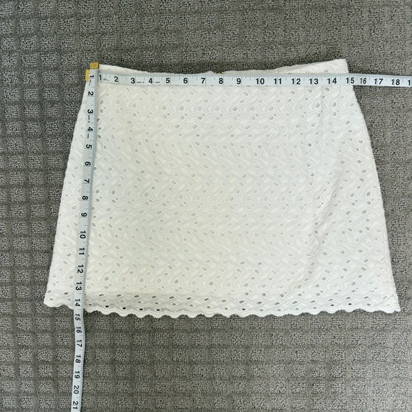 Lilly Pulitzer Tate Mini Skirt White Eyelet Size 4 - Picture 4 of 5